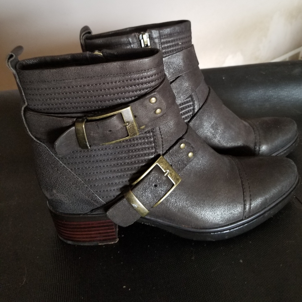 Stylish Women's Dark Green Metallic Boots